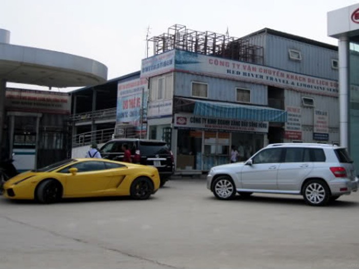Lamborghini và Rolls-Royce Phantom 'hẹn hò' ở cây xăng tại Hà Nội ảnh 3